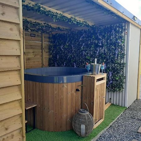 Anglesey New Modern Shepherds Hut With Spa Hot Tub Gwalchmai Екстер'єр фото