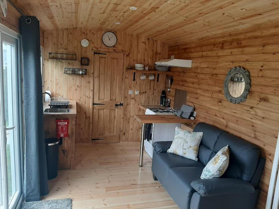 Anglesey New Modern Shepherds Hut With Spa Hot Tub Gwalchmai Екстер'єр фото