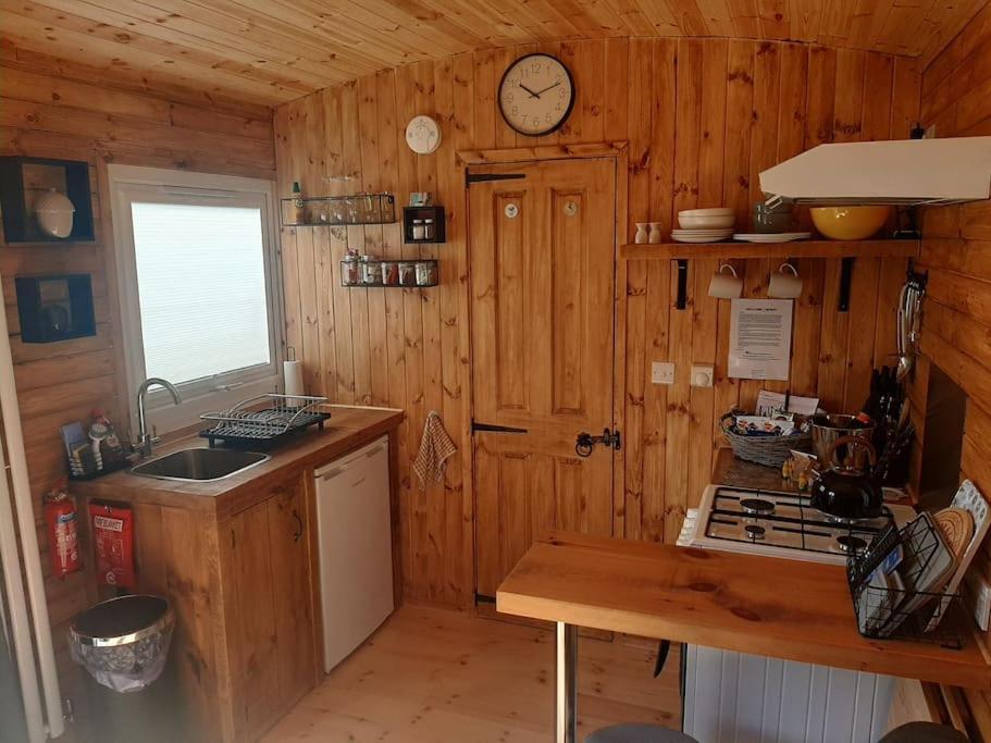 Anglesey New Modern Shepherds Hut With Spa Hot Tub Gwalchmai Екстер'єр фото
