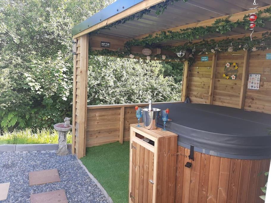 Anglesey New Modern Shepherds Hut With Spa Hot Tub Gwalchmai Екстер'єр фото