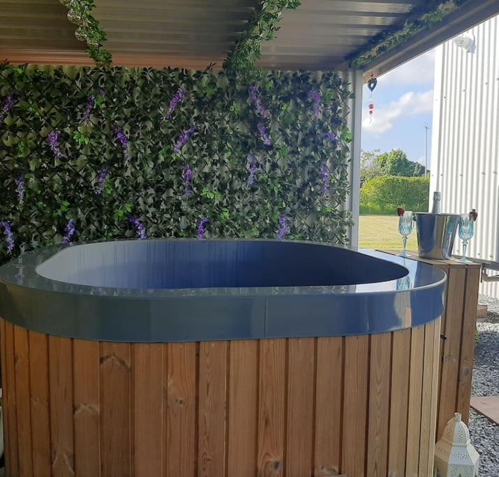 Anglesey New Modern Shepherds Hut With Spa Hot Tub Gwalchmai Екстер'єр фото