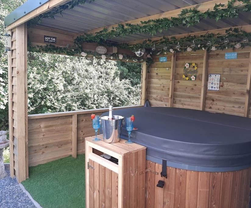 Anglesey New Modern Shepherds Hut With Spa Hot Tub Gwalchmai Екстер'єр фото