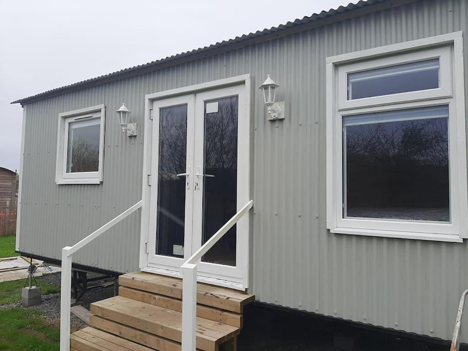 Anglesey New Modern Shepherds Hut With Spa Hot Tub Gwalchmai Екстер'єр фото