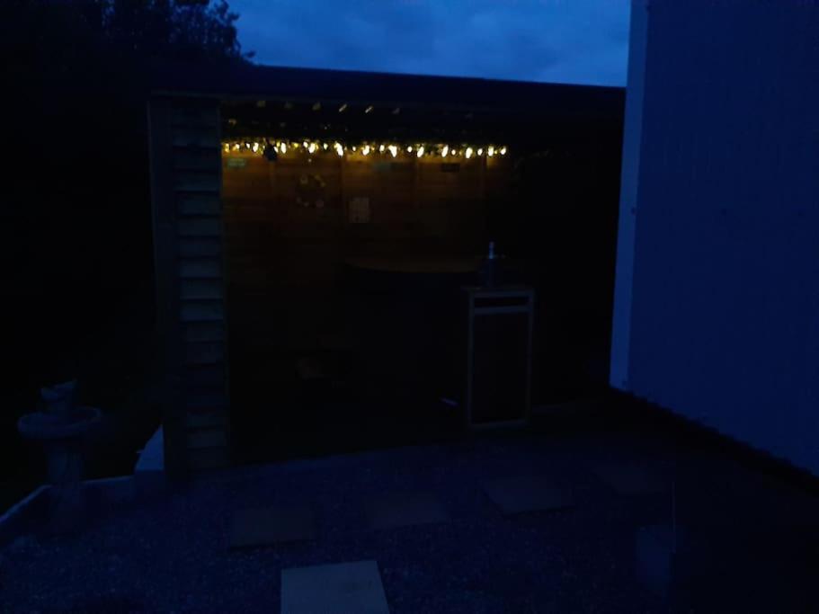 Anglesey New Modern Shepherds Hut With Spa Hot Tub Gwalchmai Екстер'єр фото