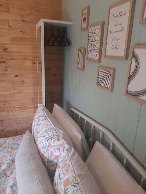 Anglesey New Modern Shepherds Hut With Spa Hot Tub Gwalchmai Екстер'єр фото