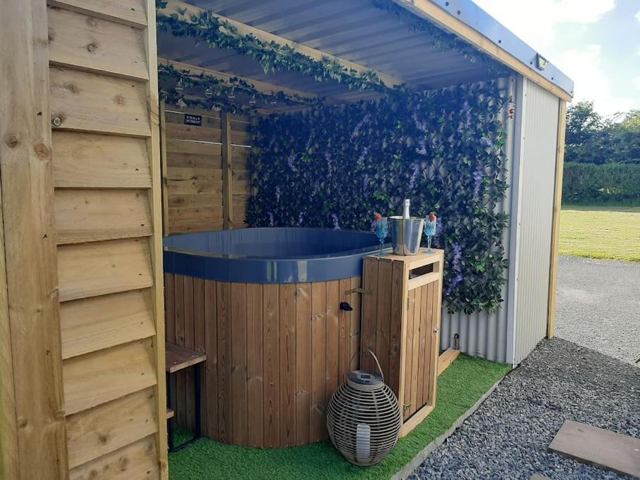 Anglesey New Modern Shepherds Hut With Spa Hot Tub Gwalchmai Екстер'єр фото