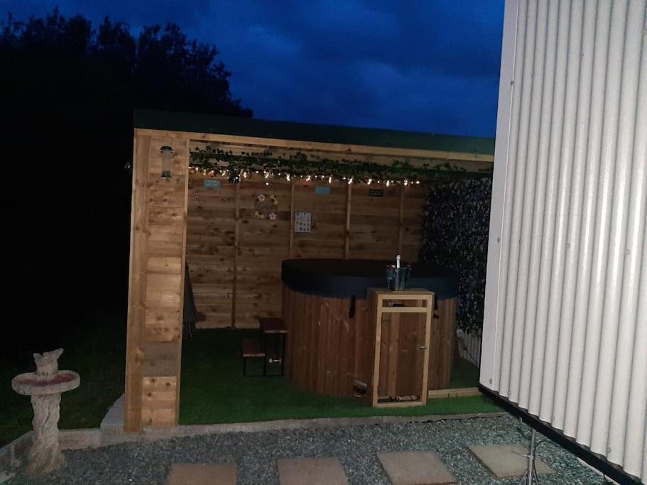 Anglesey New Modern Shepherds Hut With Spa Hot Tub Gwalchmai Екстер'єр фото