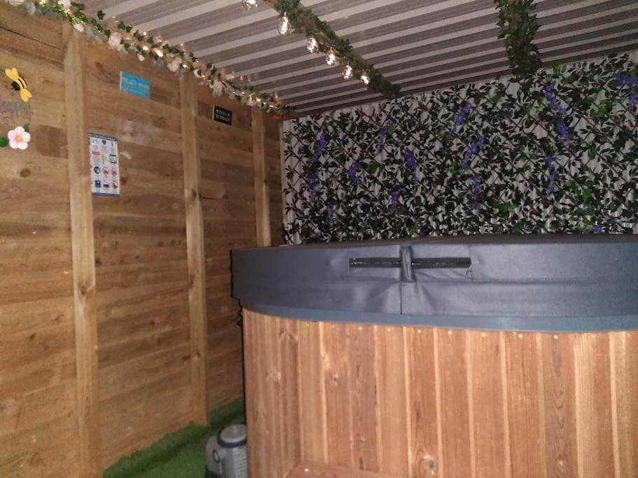 Anglesey New Modern Shepherds Hut With Spa Hot Tub Gwalchmai Екстер'єр фото