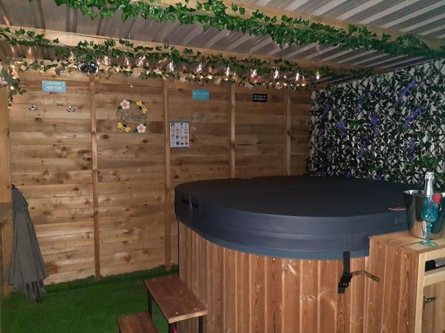 Anglesey New Modern Shepherds Hut With Spa Hot Tub Gwalchmai Екстер'єр фото
