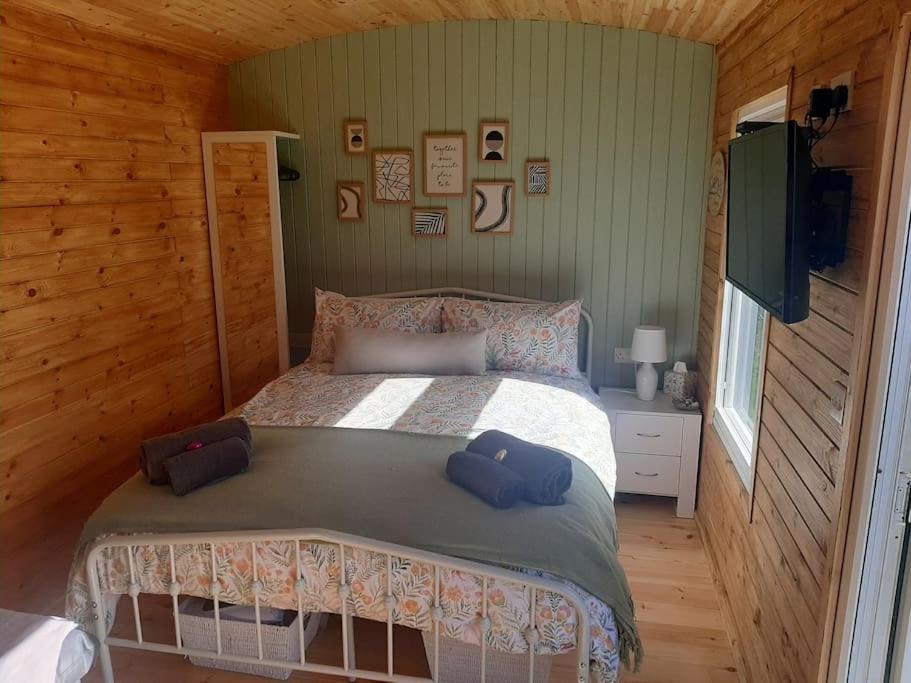 Anglesey New Modern Shepherds Hut With Spa Hot Tub Gwalchmai Екстер'єр фото