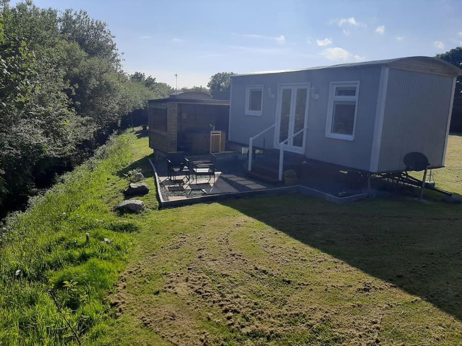 Anglesey New Modern Shepherds Hut With Spa Hot Tub Gwalchmai Екстер'єр фото