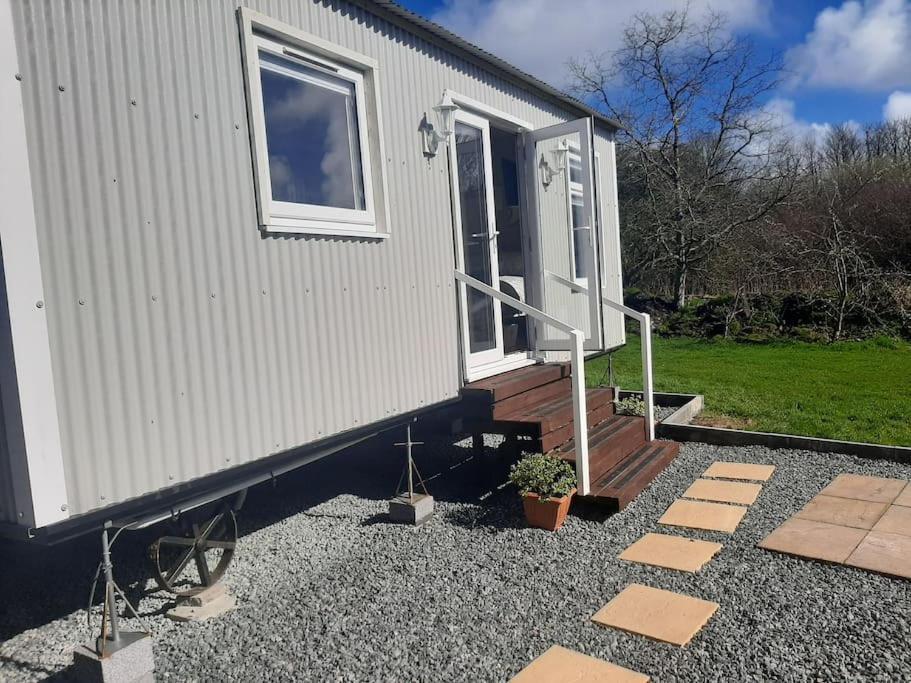 Anglesey New Modern Shepherds Hut With Spa Hot Tub Gwalchmai Екстер'єр фото