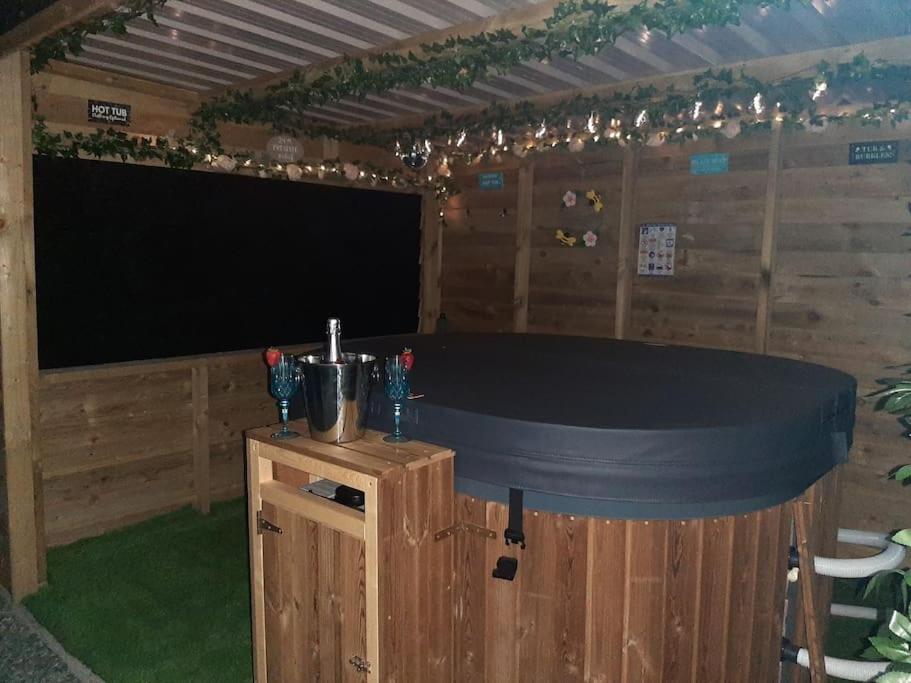 Anglesey New Modern Shepherds Hut With Spa Hot Tub Gwalchmai Екстер'єр фото